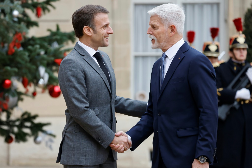 الرئيس الفرنسي إيمانويل ماكون ونظيره التشيكي بيتر بافيل في الاليزيه في باريس في 20 كانون الأول/ديسمبر 2023 (ا ف ب)