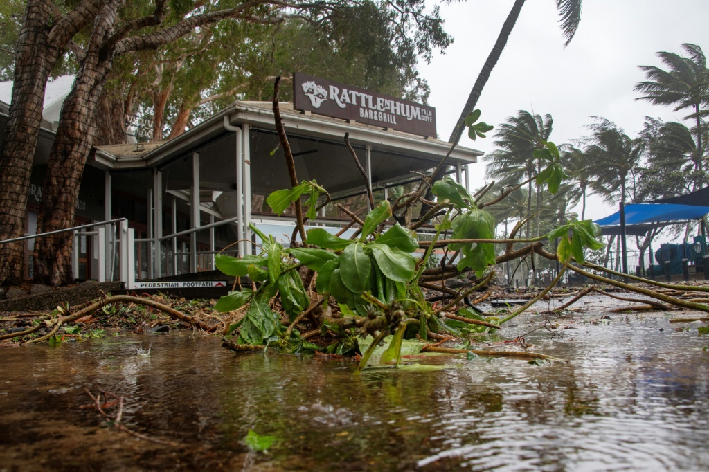 يُرى مطعم بار بالقرب من الفروع المتساقطة في بالم كوف مع اقتراب إعصار جاسبر من الهبوط بالقرب من كيرنز في أقصى شمال كوينزلاند في 13 ديسمبر 2023.(ا ف ب)