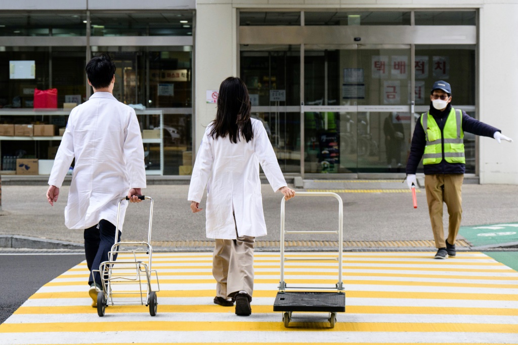 يقول صغار الأطباء في كوريا الجنوبية إن الإصلاحات الطبية ورد فعل الحكومة على معارضة الأطباء سيدفع بعضهم إلى ترك المهنة إلى الأبد. (ا ف ب)