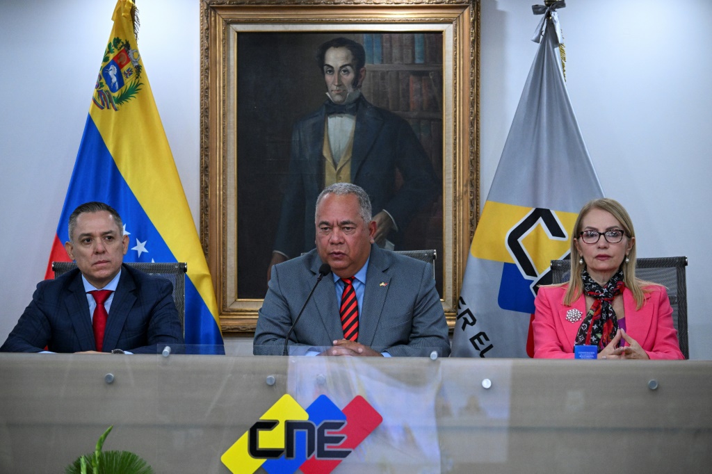قال رئيس المجلس الانتخابي إلفيس أموروسو (في الوسط) إن الانتخابات الرئاسية ستجرى في 28 يوليو 2024 (ا ف ب)