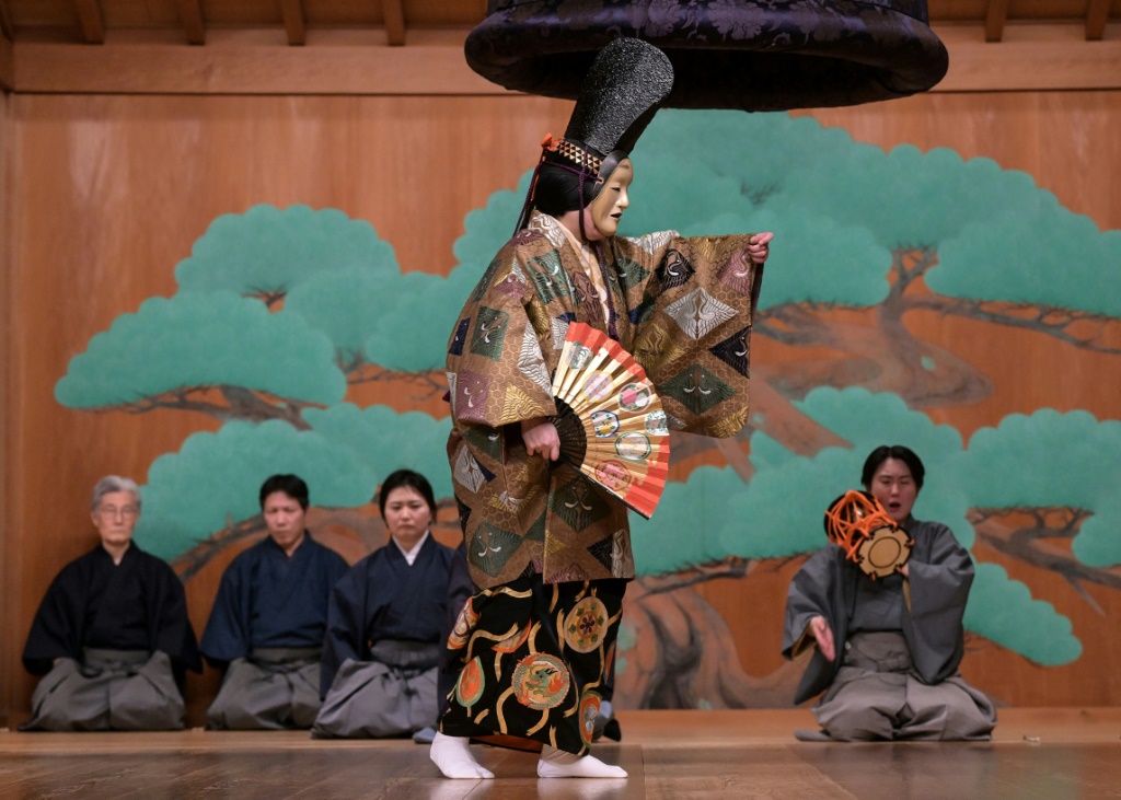 مايوكو كاشيوازاكي (في الوسط) تؤدي أثناء بروفة لدراما 