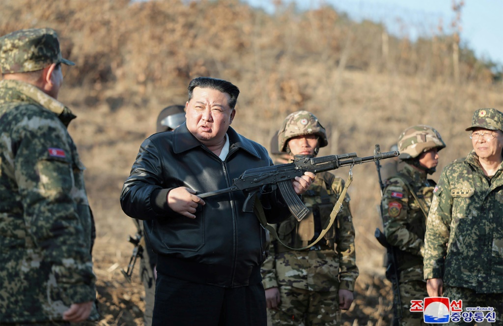 زار الزعيم الكوري الشمالي كيم جونغ أون قاعدة تدريب عملياتية في الوقت الذي تجري فيه سيول وواشنطن مناوراتهما العسكرية الربيعية السنوية (ا ف ب)   