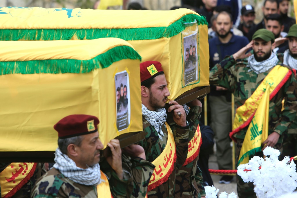 ويصر حزب الله على أن مقاتليه لن يتراجعوا قبل التوصل إلى وقف لإطلاق النار في غزة (أ ف ب)   