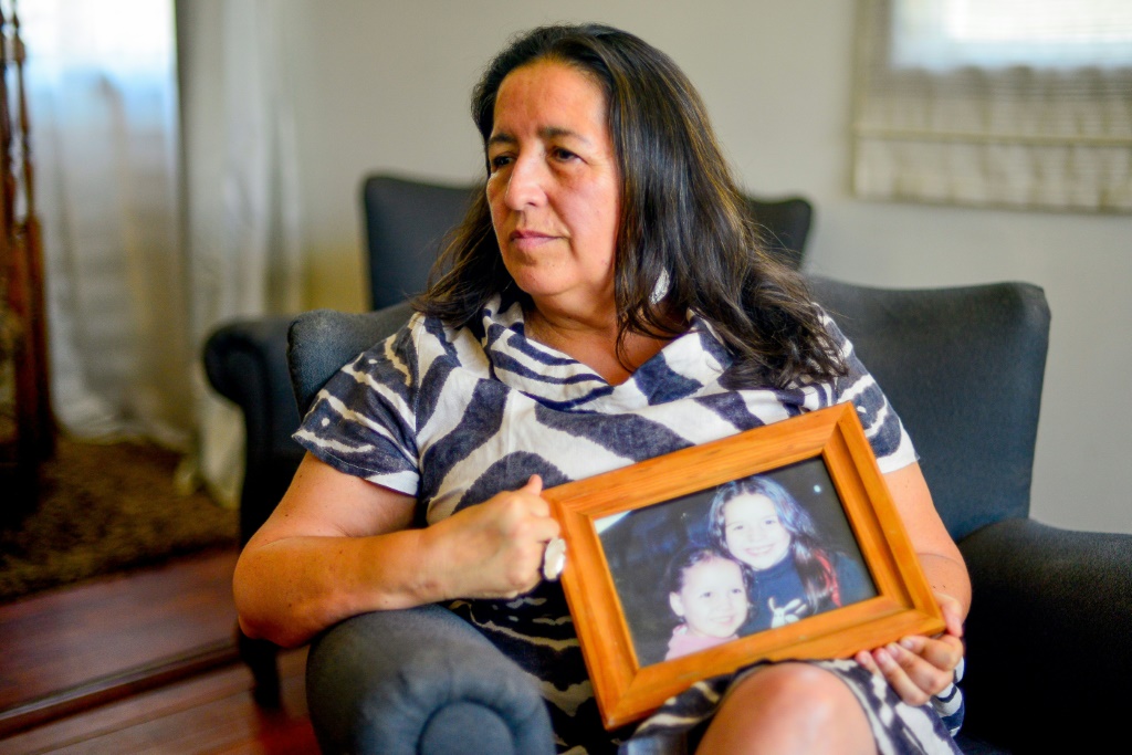 كونسويلو هيرموسيلا والدة الطالبة أنطونيا غاروس التي انتحرت سنة 2017، تحمل صورة ابنتها في منزل العائلة في كونسيبسيون التشيلية في 29 شباط/فبراير 2024 (ا ف ب)