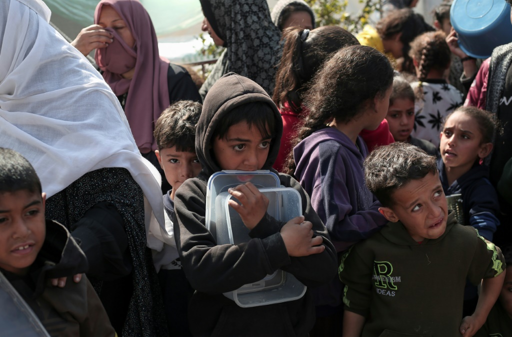أطفال ينتظرون دورهم للحصول على طعام في مدينة رفح بجنوب قطاع غزة في 28 شباط فبراير 2024 (ا ف ب)