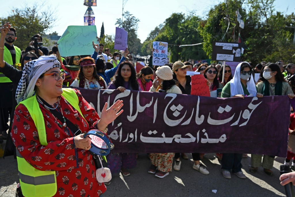 ناشطات يشاركن في مسيرة أورات، وهي مسيرة مظاهرة، بمناسبة يوم المرأة العالمي في إسلام آباد (أ ف ب)   