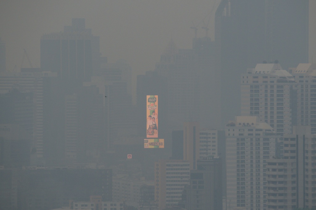 تلوث يلف مبنى في بانكوك في 18 تشرين الاول اكتوبر 2023 (ا ف ب)