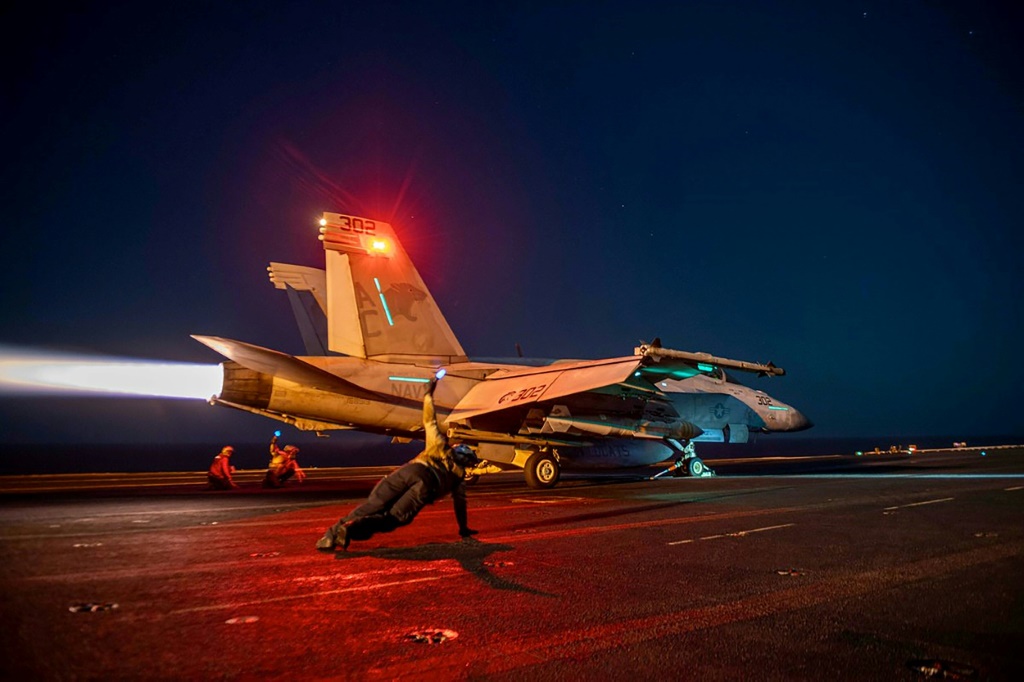 صورة نشرتها سنتكوم في 24 شباط/فبراير 2024 تظهر إقلاع مقاتة أميركية من حاملة الطائرات يو إس إس آيزنهاور في البحر الأحمر خلال عمليات ضد الحوثيين اليمنيين (ا ف ب)
