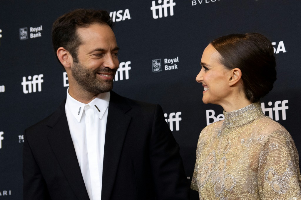 ناتالي بورتمان وزوجها بنجامان ميلبييه خلال مهرجان تورنتو السينمائي في أيلول/سبتمبر 2022 (ا ف ب)