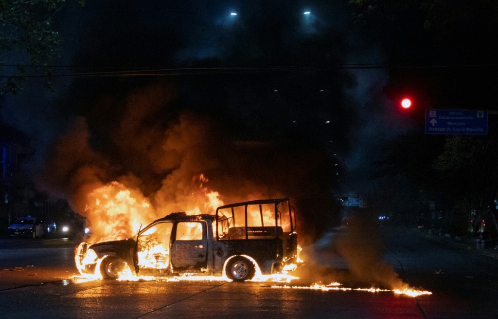 أضرمت النيران في سيارة في تشيلبانسينجو بجنوب المكسيك مع تصاعد التوترات بين الشرطة والطلاب (ا ف ب)