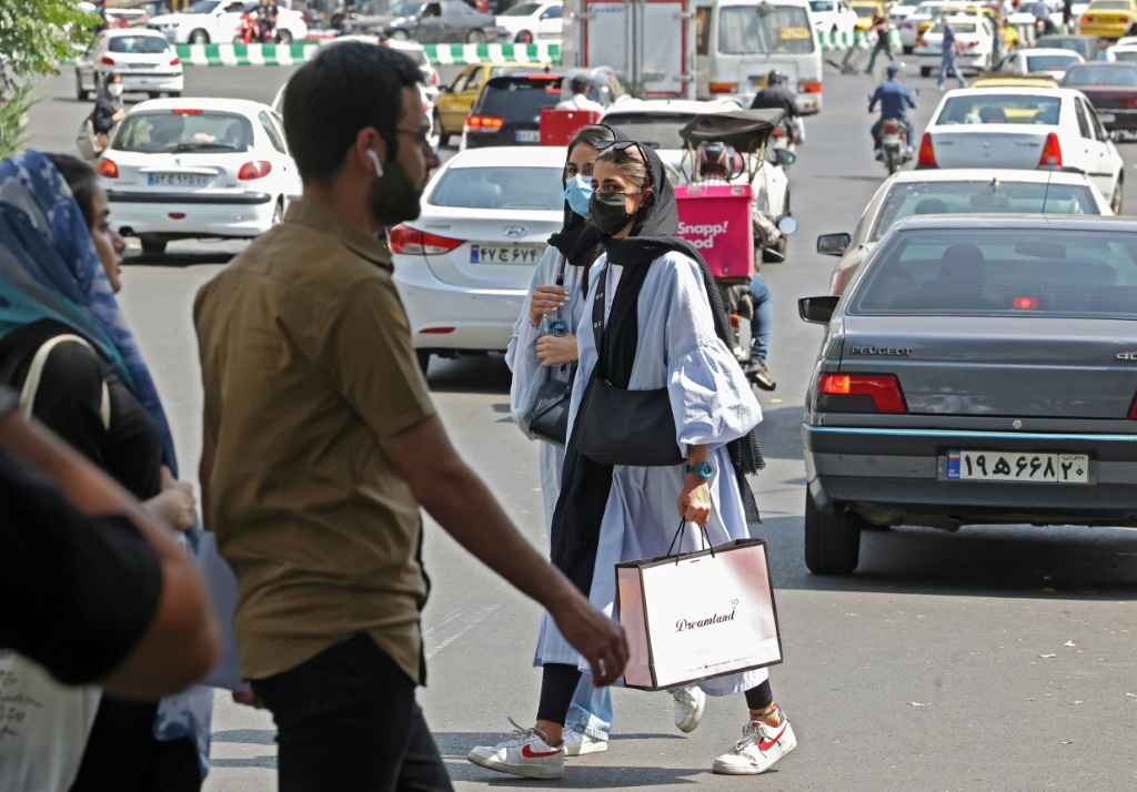 مارة يتجولون في ساحة تجريش بشمال طهران في صورة مؤرخة 20 أيلول/سبتمبر 2022 (أ ف ب)  