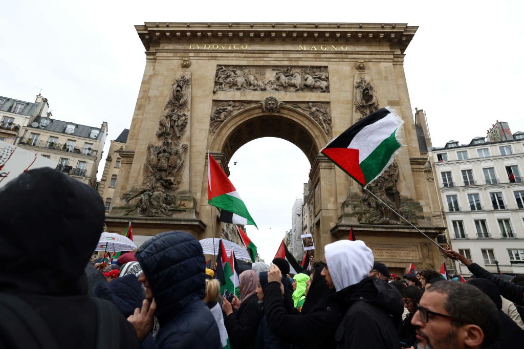 يلوحون بالاعلام الفلسطينية خلال تظاهرة في باريس تطالب بوقف فوري للنار في غزة في التاسع من اذار/مارس 2024 (ا ف ب)