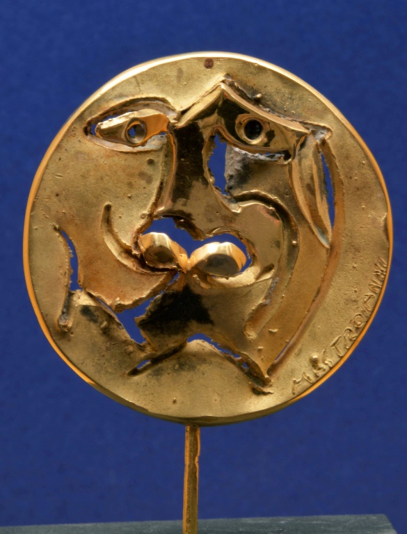 صورة غير مؤرخة نشرها متحف "فيتوريالي ديل إتالياني" لمنحوتة ذهبية تابعة للفنان الإيطالي أومبرتو ماستروياني (ا ف ب)