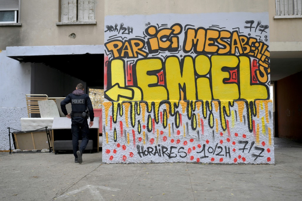 شرطي من فرقة لمكافحة المخدرات قرب نقطة لتجارة المخدرات في مدينة مرسيليا جنوب فرنسا في الأول من كانون الأول/ديسمبر 2023 (ا ف ب)