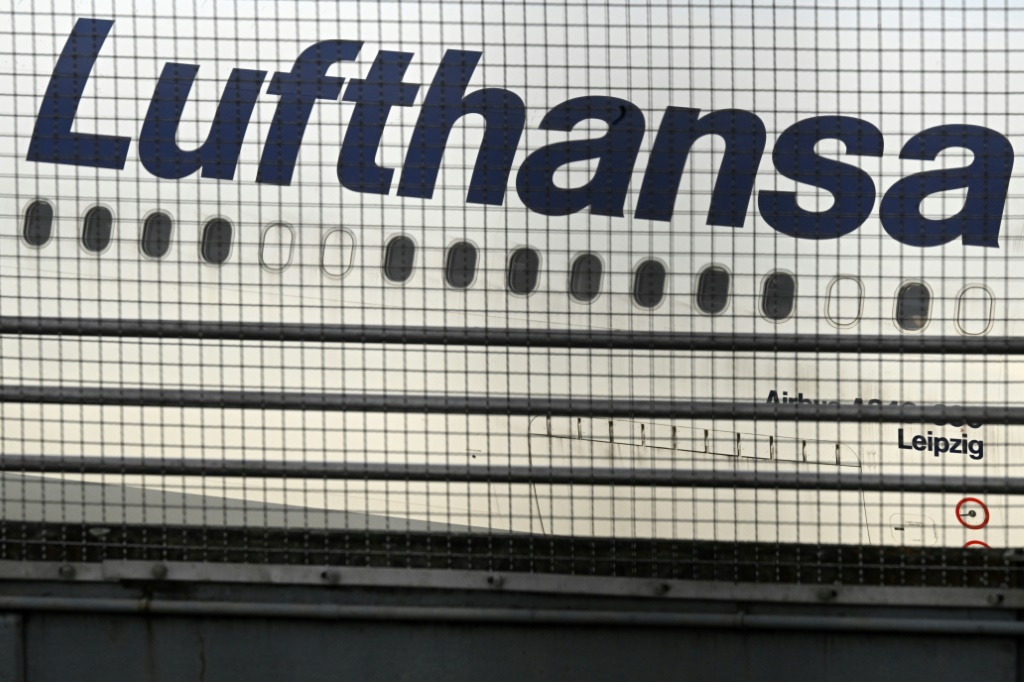 شعار لوفتهانزا على طائرة جاثمة خلف سياج في مطار فرانكفورت، في 20 شباط/فبراير 2024 (أ ف ب)   