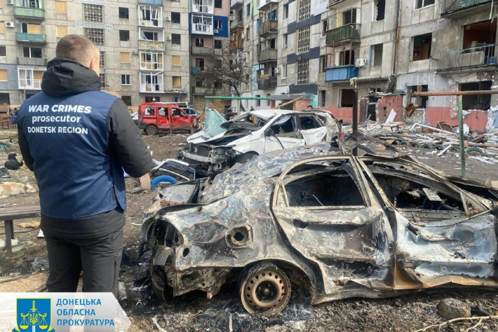 وقال مكتب المدعي العام في منطقة دونيتسك إن الصواريخ أصابت مبنى سكنيا في ميرنوغراد (أ ف ب)   