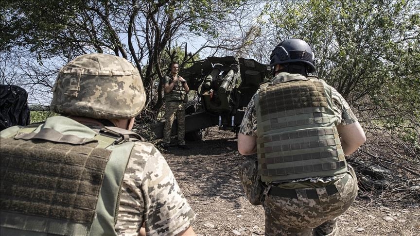عناصر من القوات الأوكرانية خلال المعارك مع الجيش الروسي في أوكرانيا (الأناضول)