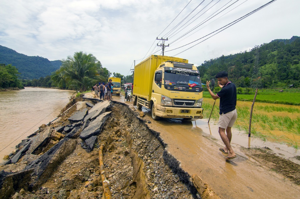 وتسببت الأمطار الغزيرة، الخميس، في وقوع الكارثة في مقاطعة سومطرة الغربية، حيث فاضت الأنهار وابتلعت الانهيارات الأرضية المنازل (ا ف ب)