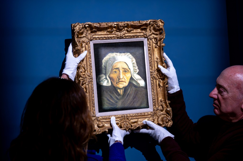 لوحة "رأس امرأة من الفلاحين بغطاء أبيض" في ماستريخت الهولندية بتاريخ السادس من آذار/مارس 2024 (ا ف ب)