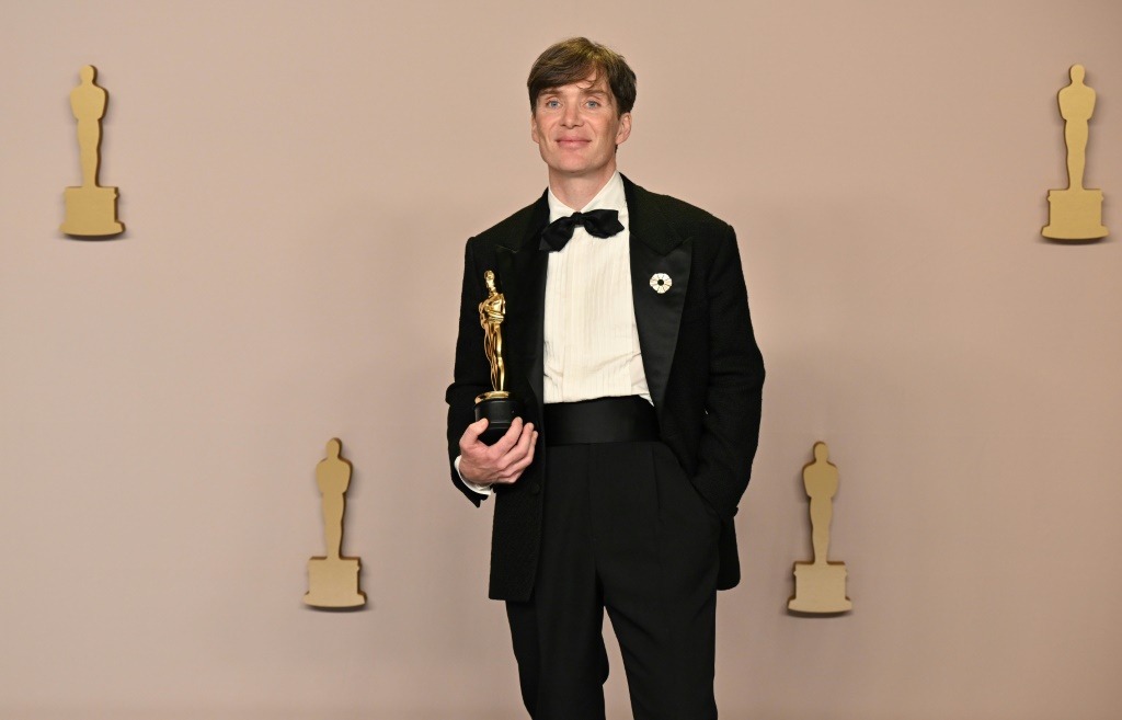 الممثل الإيرلندي كيليان مورفي يحمل جائزة أفضل ممثل التي نالها عن دوره في "أوبنهايمر" خلال الاحتفال السادس والتسعين لتوزيع جوائز الأوسكار في هوليوود (ولاية كاليفورنيا الأميركية) في 10 آذار/مارس 2024 (ا ف ب)