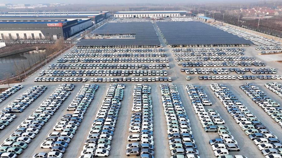 في الصورة الملتقطة جوا يوم 12 يناير 2024، مركبات طاقة جديدة جاهزة للتصدير في مصنع بمدينة ريتشاو بمقاطعة شاندونغ في شرقي الصين. (شينخوا)