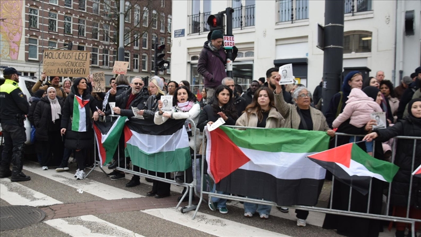 الآلاف يحتجون على زيارة الرئيس الإسرائيلي لأمستردام (الأناضول)