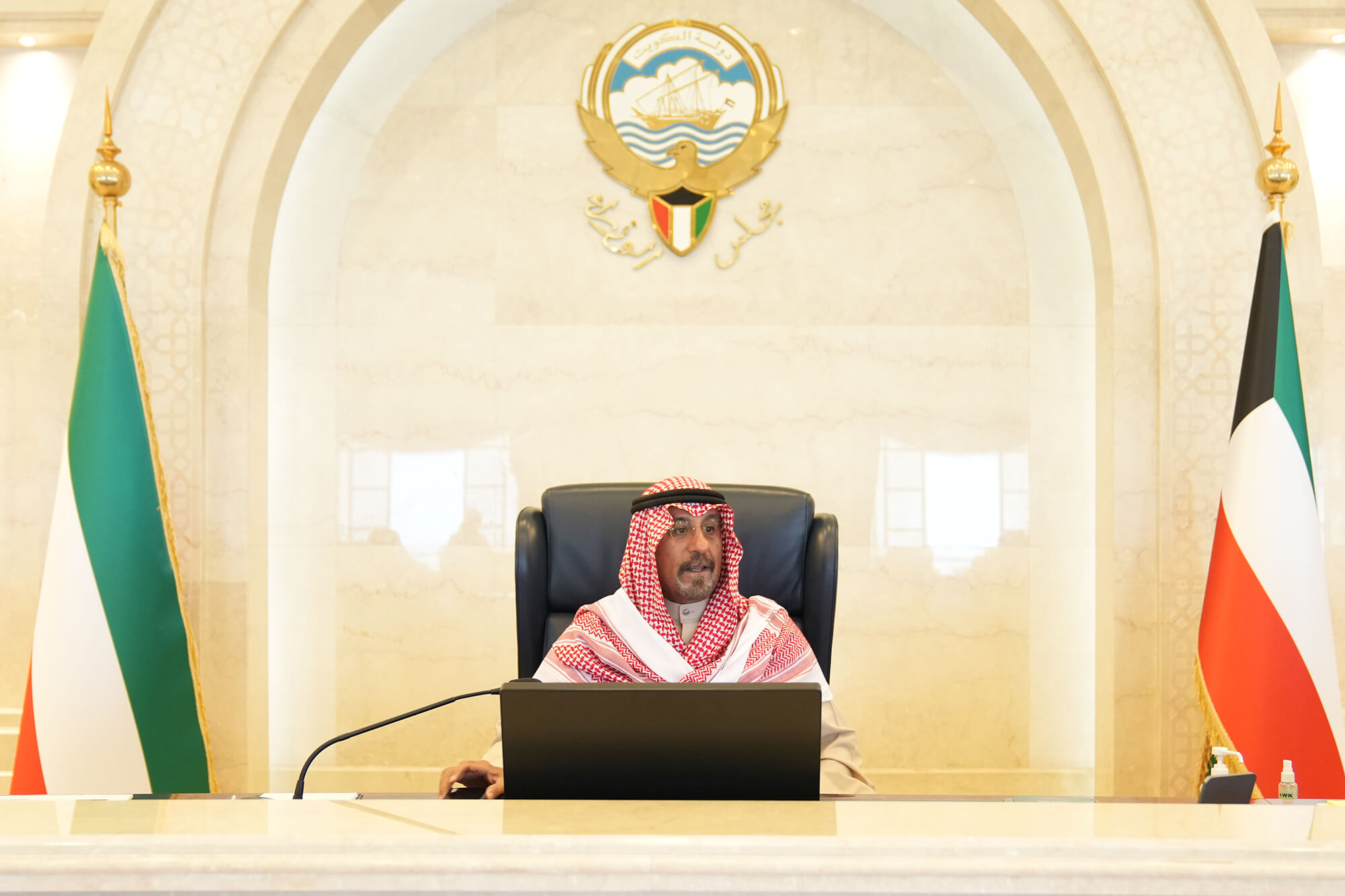 الشيخ الدكتور محمد صباح السالم الصباح رئيس مجلس الوزراء مترئسا جلسة المجلس الأسبوعية (كونا)