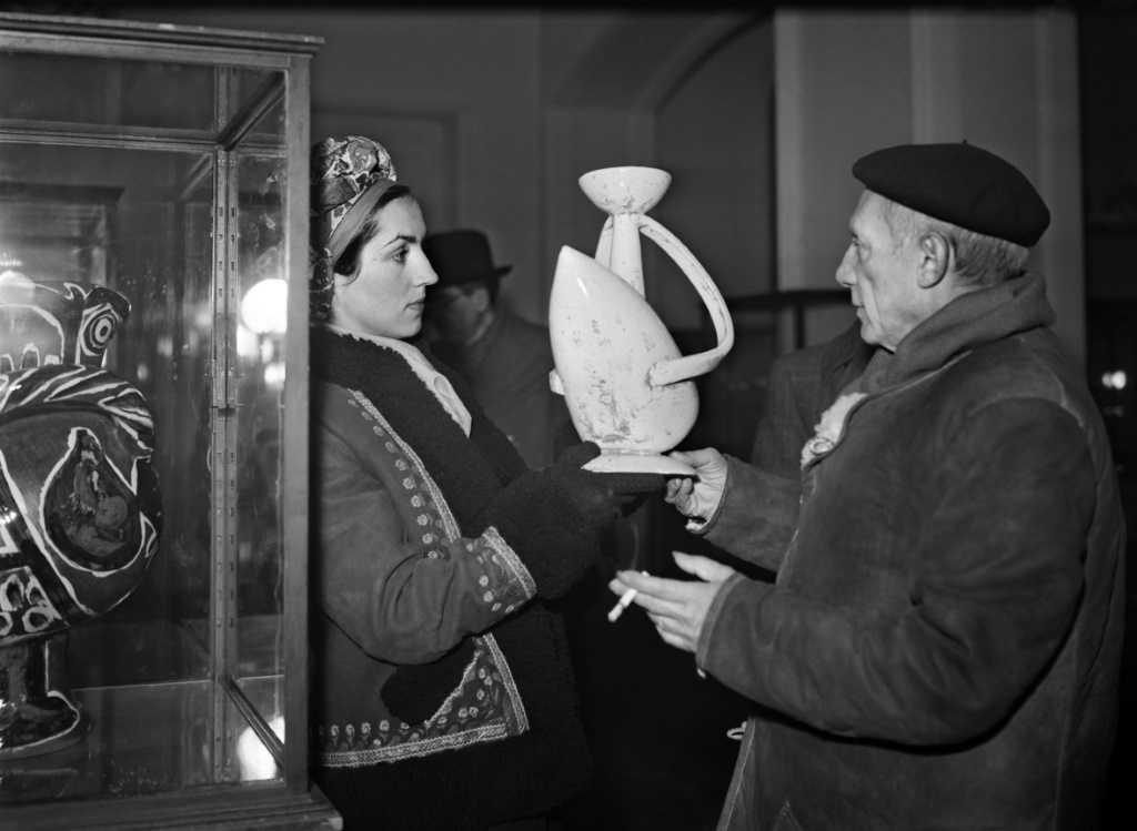 فرنسواز جيلو وبابلو بيكاسو خلال معرض مخصص لفنان اسباني في باريس بتاريخ 24 تشرين الثاني/نوفمبر 1948 (ا ف ب)