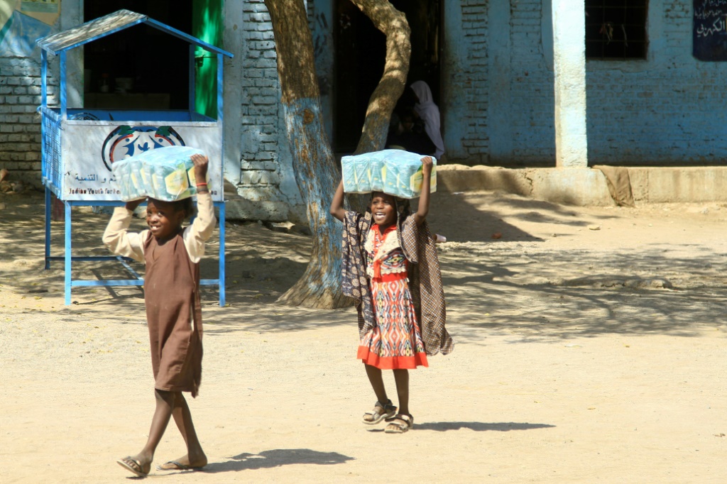 أطفال سودانيون فازوا بمساعدات غذائية في مدرسة نازحين قرب القضارف في السودان في السادس من آذار/مارس 2024. (ا ف ب)