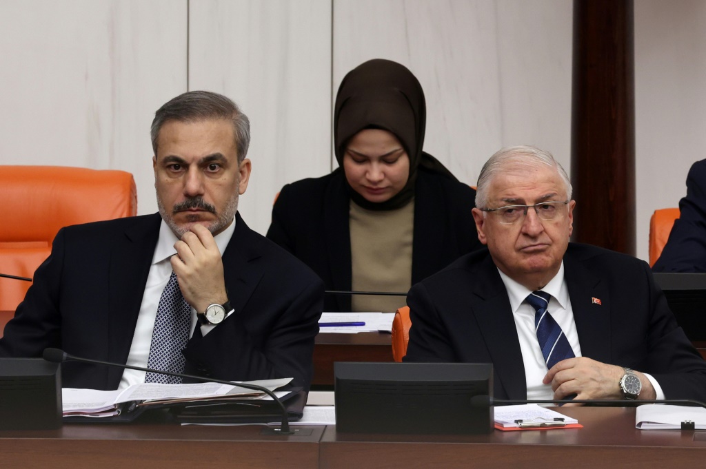 وزير الخارجية التركي هكان فيدان (يسار) ووزير الدفاع يشار غولر خلال اجتماع في أنقرة في 16 كانون الثاني/يناير 2024 (أ ف ب)   