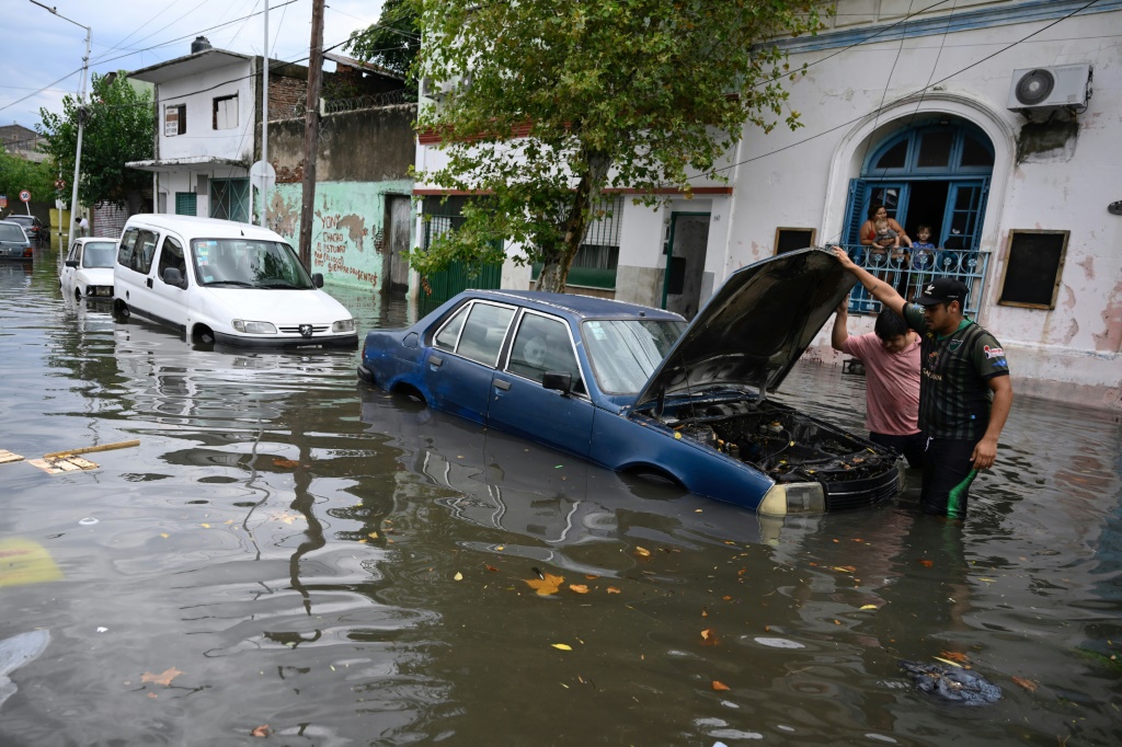 مياه الفيضانات غمرت الشوارع في بوينوس آيرس، في 12 آذار/مارس 2024 (ا ف ب)