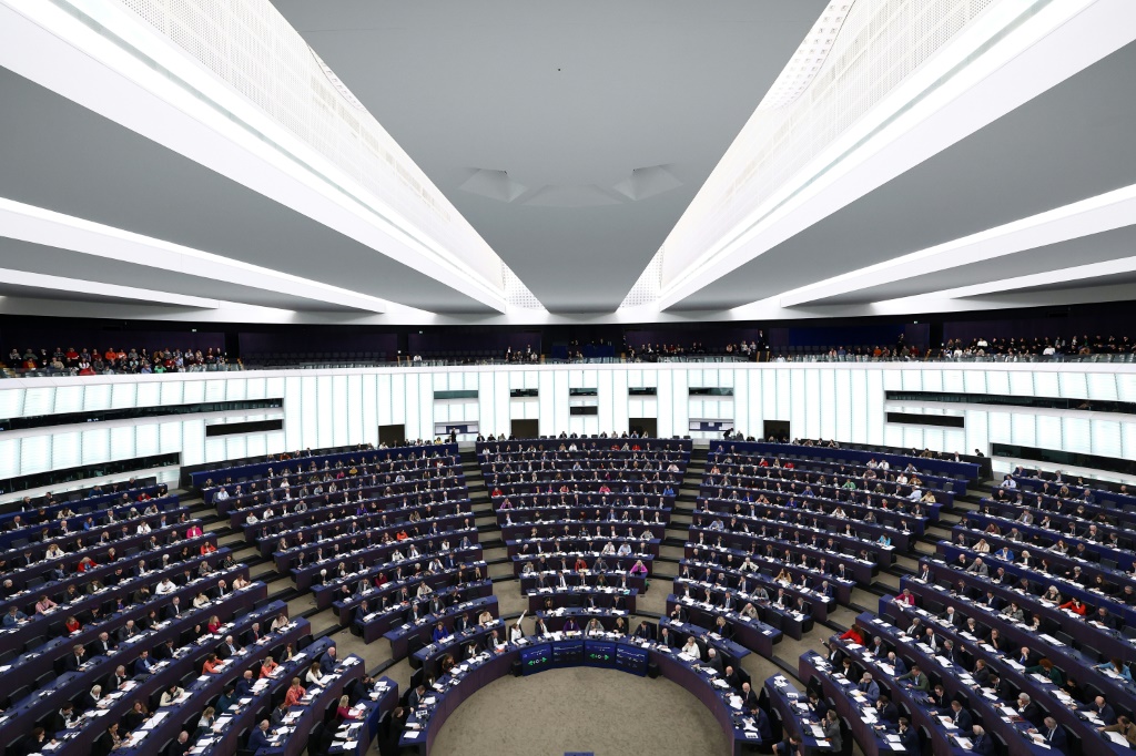 مشهد عام لجلسة البرلمان الأوروبي في ستراسبورغ الأربعاء 13 آذار/مارس 2024 (أ ف ب)   