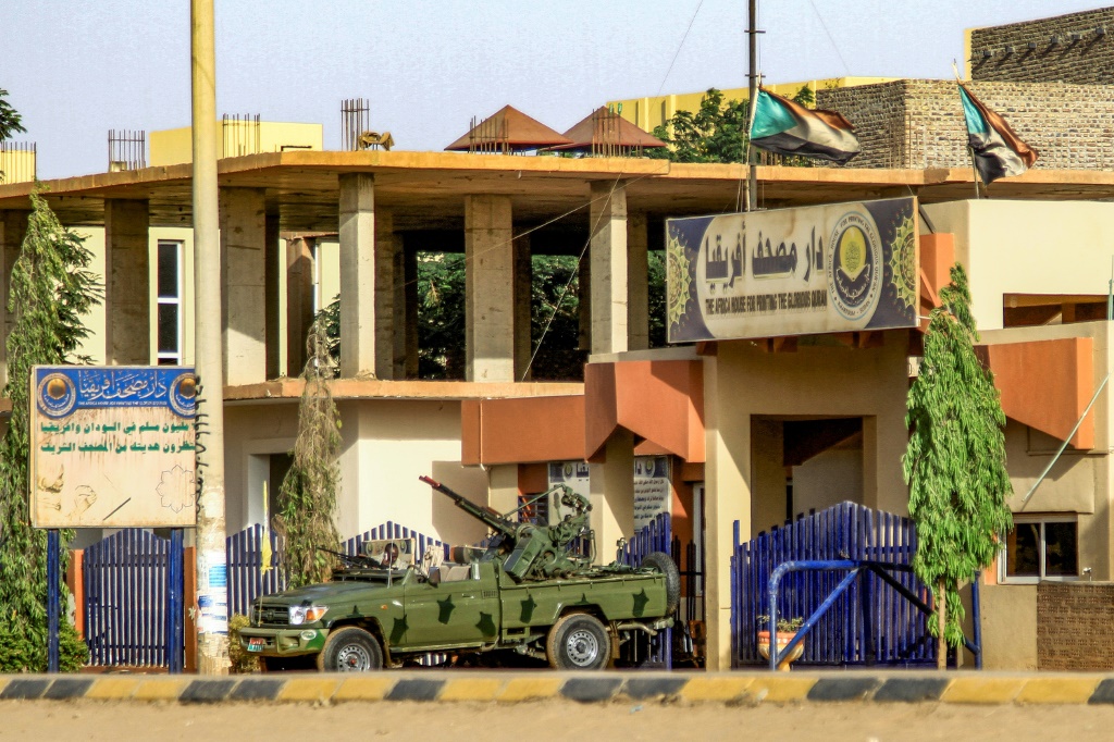 مركبة تابعة لقوات الدعم السريع متوقفة خارج مكاتب دار مصحف أفريقيا للنشر في جنوب الخرطوم بتاريخ 17 نيسان أبريل 2023 (ا ف ب)