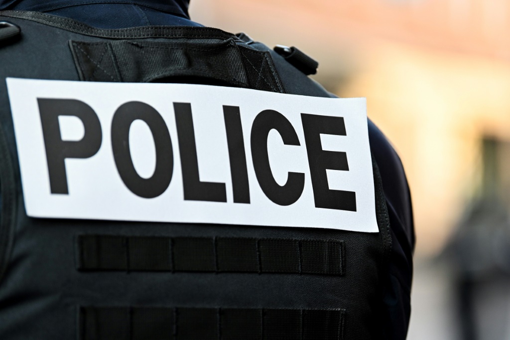 شعار الشرطة الفرنسية على بزة شرطي في مدينة ليل شمال فرنسا في الثالث من كانون الأول/ديسمبر 2019 (ا ف ب)