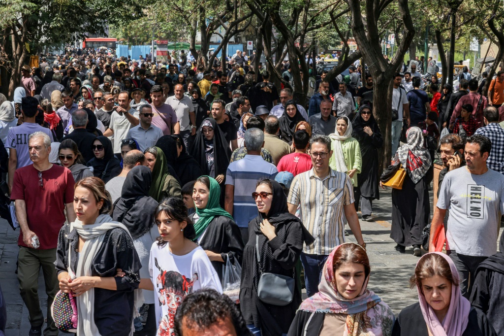 إيرانيون يتجولون قرب بازار طهران في الخامس من أيلول سبتمبر 2023 (ا ف ب)
