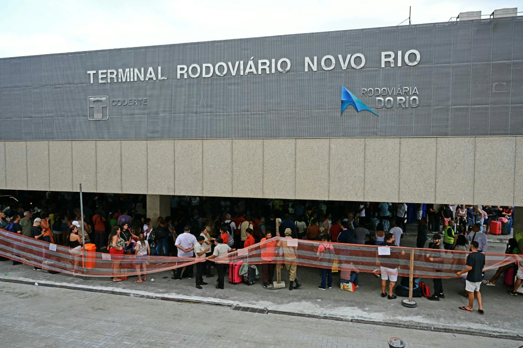 وكانت هناك مشاهد فوضوية في محطة نوفو ريو حيث دوت أصوات أعيرة نارية وتفرق الركاب المذعورون (ا ف ب)