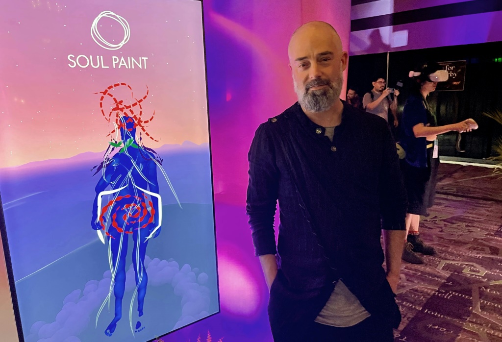 نيكي سميت هو المدير المشارك لـ "Soul Paint"، وهي تجربة الواقع الافتراضي التي تتيح للمستخدمين رسم مشاعرهم على أجسادهم (ا ف ب)