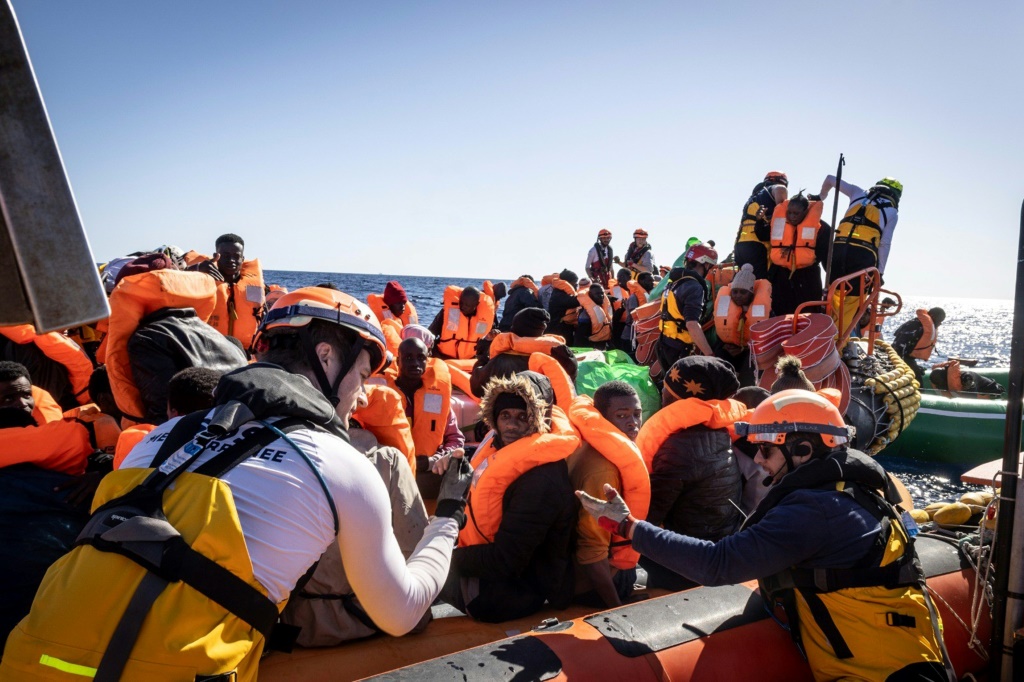 أنقذت منظمة SOS Mediterranee 224 شخصًا من سفن مختلفة(أ ف ب)   