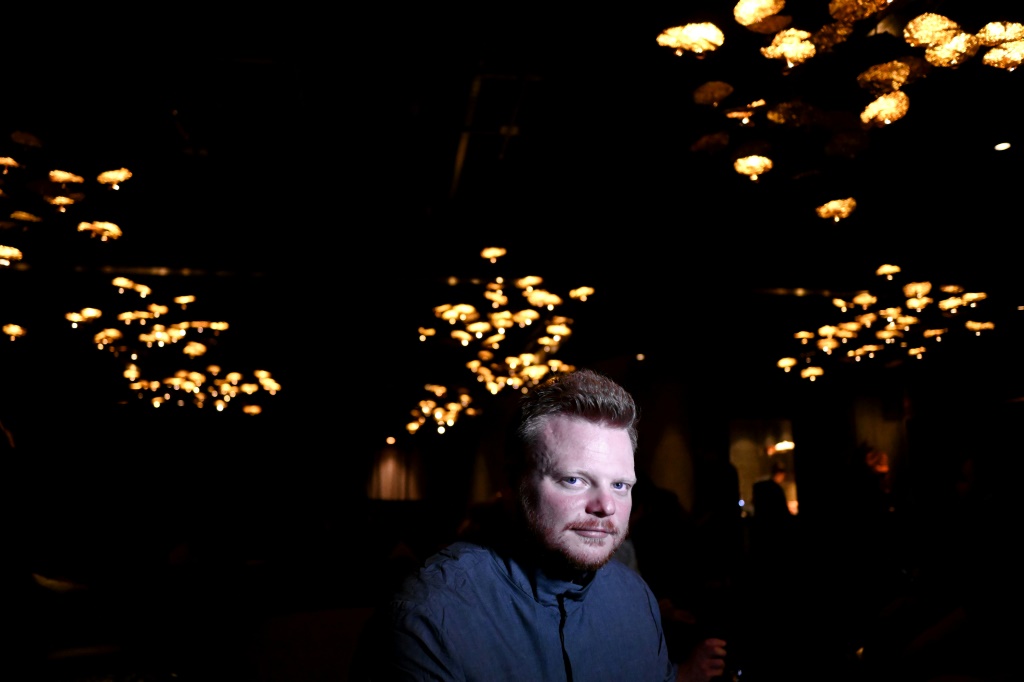 الطاهي راسموس مونك خلال مقابلة مع وكالة فرانس برس في مطعمه "ذي ألكيميست" بالعاصمة الدنماركية كوبنهاغن في 25 أيار/مايو 2023. (ا ف ب)