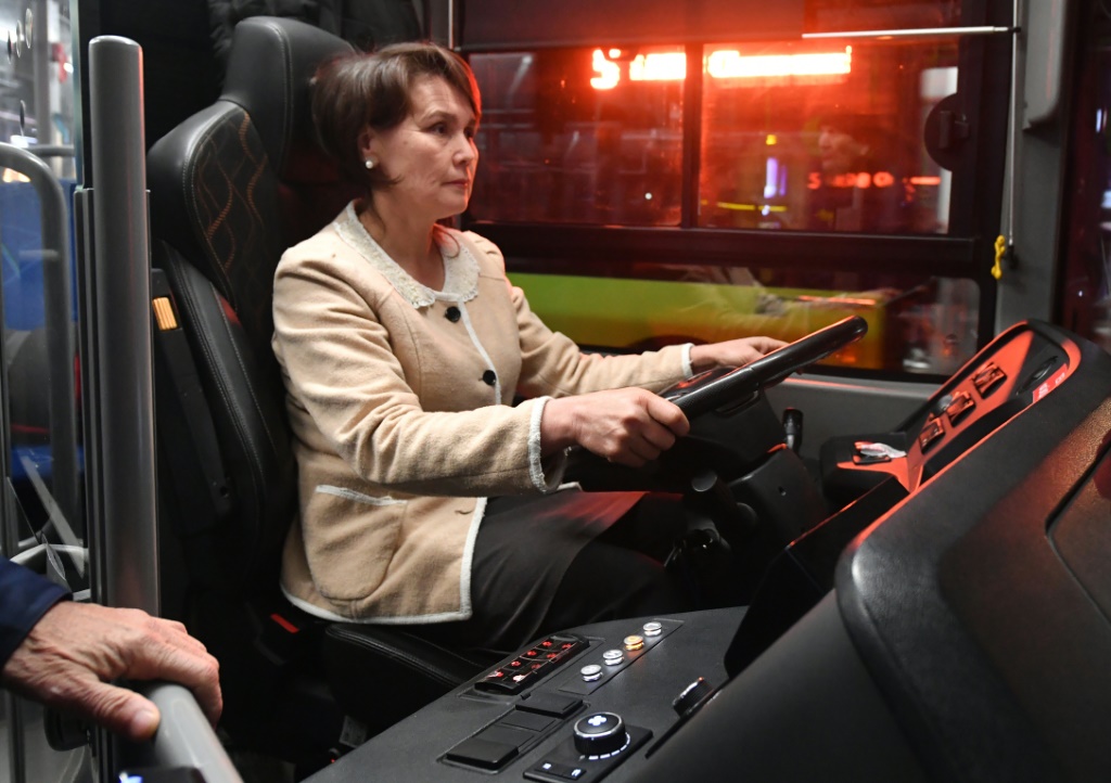 سودات شيرماتوفا تقود الحافلة رقم 51 في طشقند. (ا ف ب)