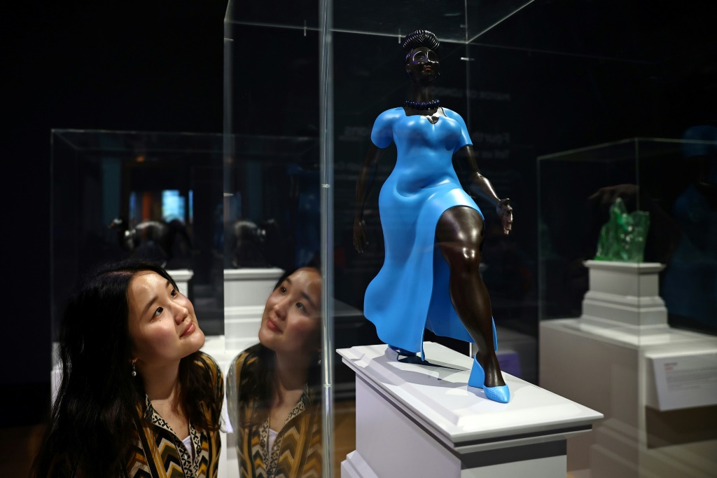 سيتم عرض لوحة "سيدة باللون الأزرق" للفنانة الأمريكية تشابالالا سيلف في ميدان الطرف الأغر بلندن اعتبارًا من عام 2026. (ا ف ب)