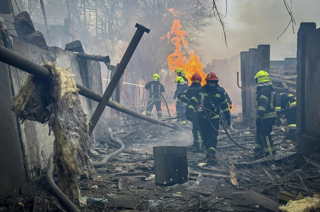 صورة وزّعتها خدمة الطوارئ الأوكرانية لعناصر إطفاء يخمدون حريق في موقع استهدفته ضربة صاروخية في أوديسا، في 15 آذار/مارس 2024 (أ ف ب)   