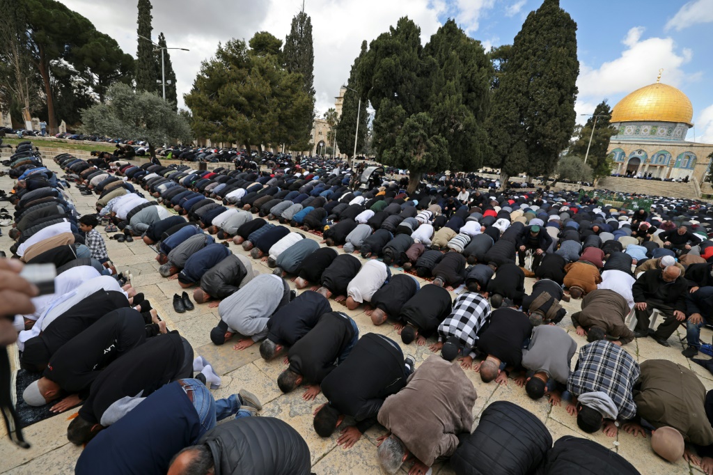 فلسطينيون يشاركون في صلاة الجمعة الأولى من شهر رمضان في مجمع المسجد الأقصى في القدس الشرقية التي ضمتها إسرائيل، وهو بؤرة توتر في السنوات السابقة (أ ف ب)   