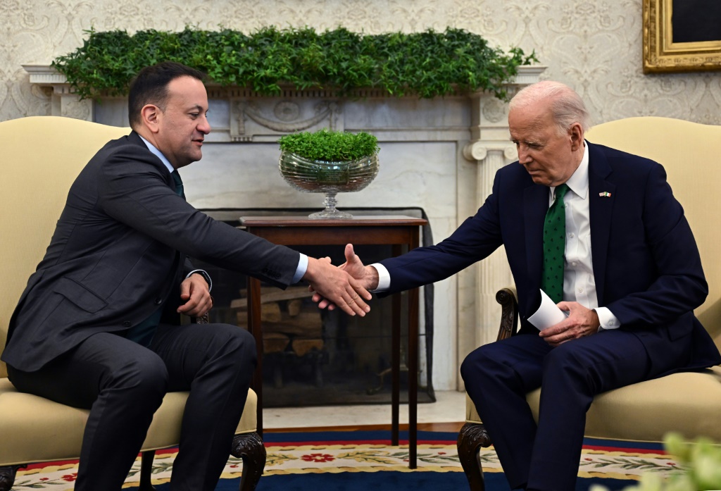 الرئيس الأمريكي جو بايدن يصافح رئيس الوزراء الأيرلندي ليو فارادكار خلال لقاء في المكتب البيضاوي (أ ف ب)   