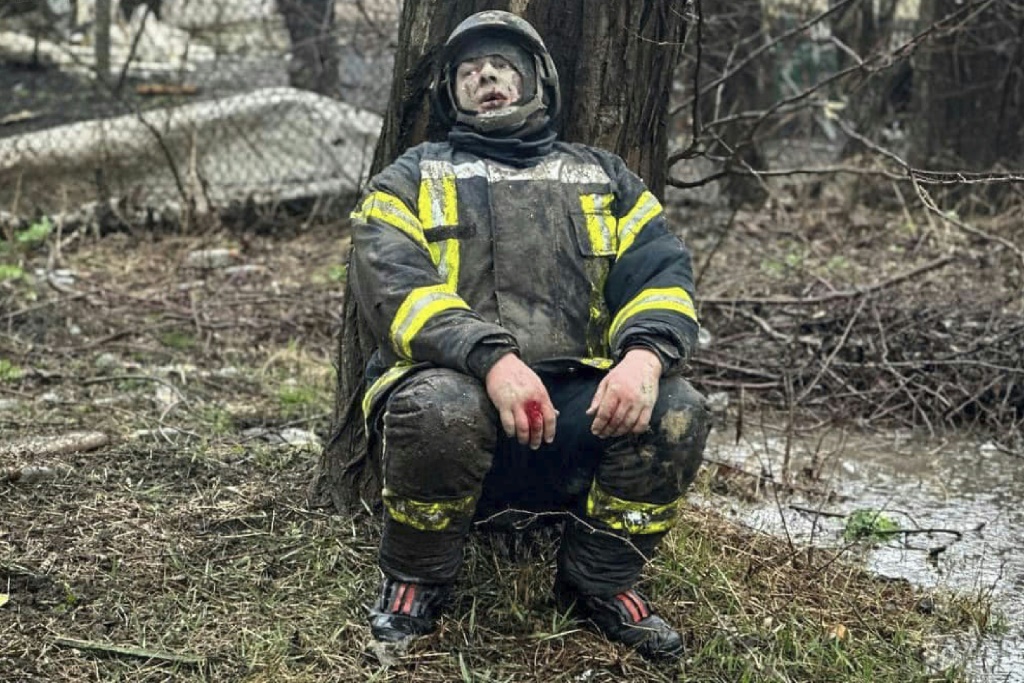 صورة وزّعتها خدمة الطوارئ الأوكرانية لعنصر إسعاف مصاب إثر ضربة صاروخية في أوديسا، في 15 آذار/مارس 2024 (ا ف ب)