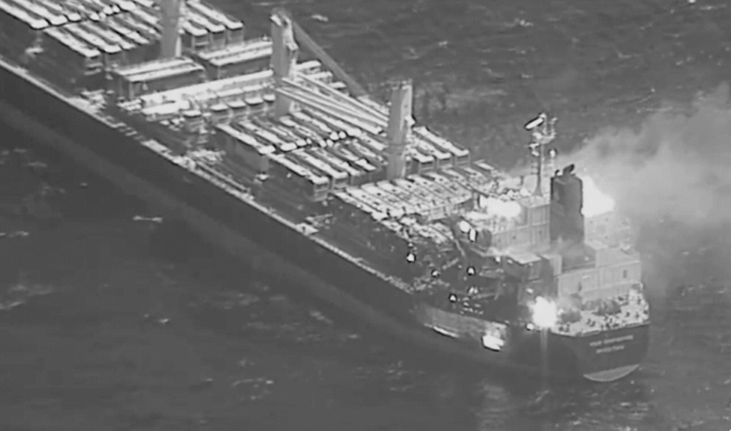 صورة نشرتها القيادة المركزية الأميركية (سنتكوم) في السادس من آذار مارس 2024 تُظهر سفينة ترو كونفيدينس بعد أن أُصيبت بصاروخ أطلقه الحوثيون من اليمن (ا ف ب)