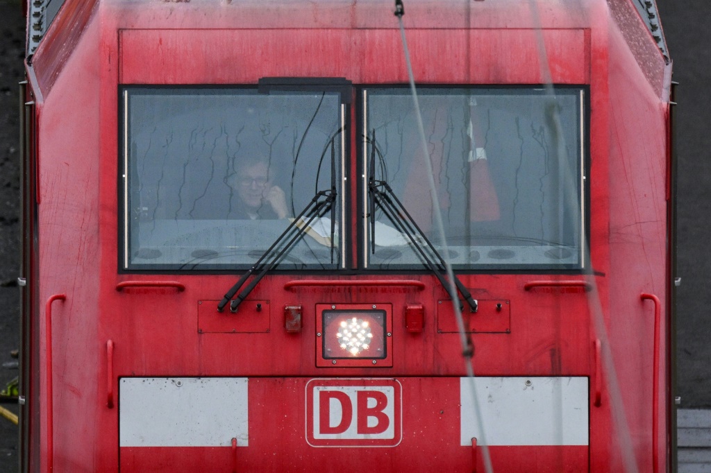 قاطرة تابعة لشركة سكك الحديد الألمانية في هاغن بغرب ألمانيا في 11 آذار/مارس 2024 (أ ف ب)   