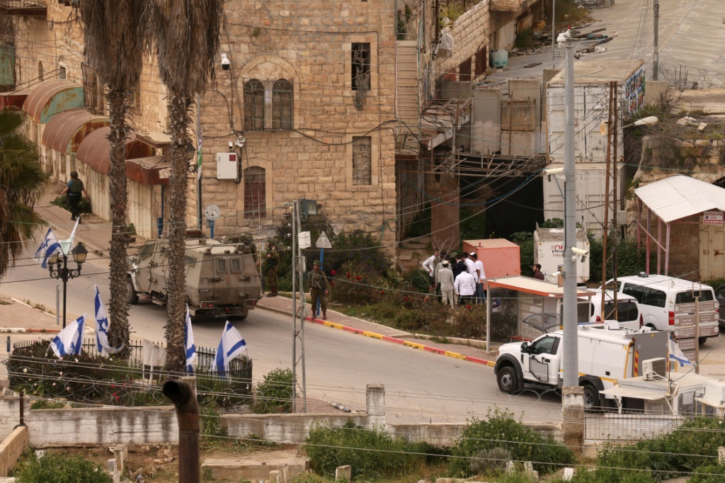 قوات الأمن الإسرائيلية تفتش منطقة بعد الإفادة عن اطلاق نار في الخليل بالضفة الغربية المحتلة في 16 آذار/مارس 2024. (أ ف ب)   