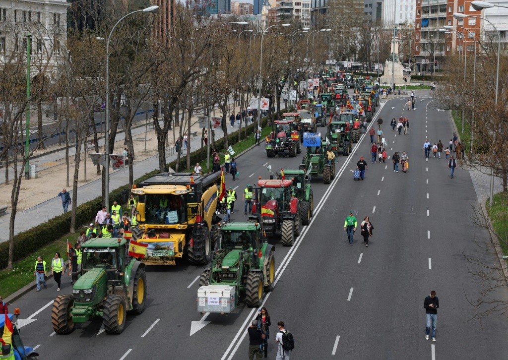 تظاهرة للمزارعين في وسط مدريد في 17 آذار/مارس 2024 (أ ف ب)   