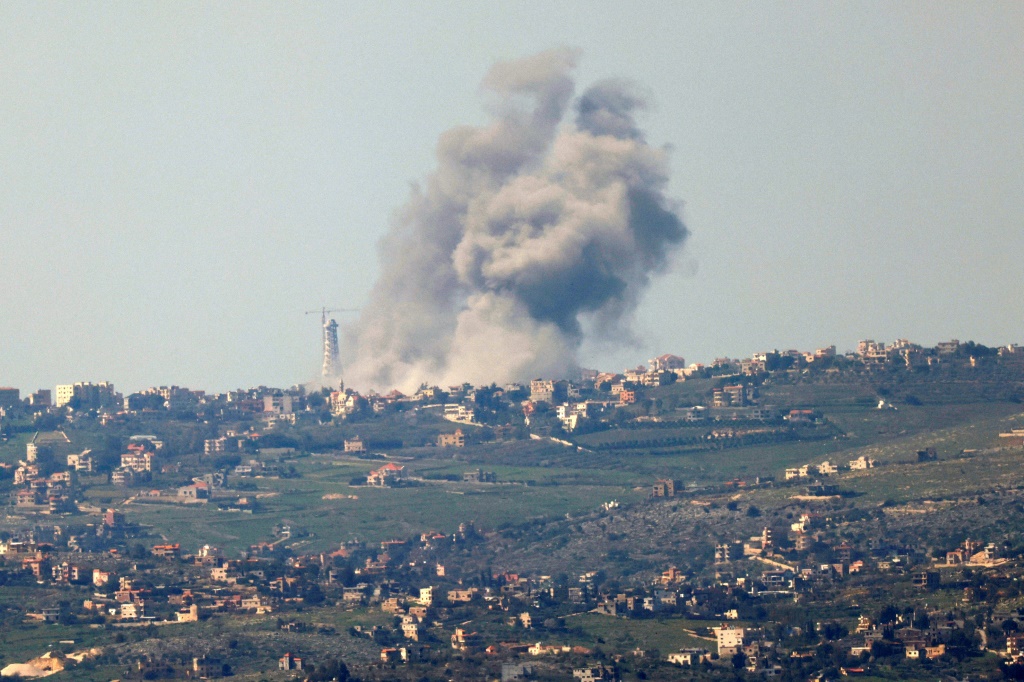 قال مصدر ميداني، إن "الطائرات الحربية الإسرائيلية أغارت على منزل في منطقة الناقورة دون وقوع إصابات (أ ف ب)